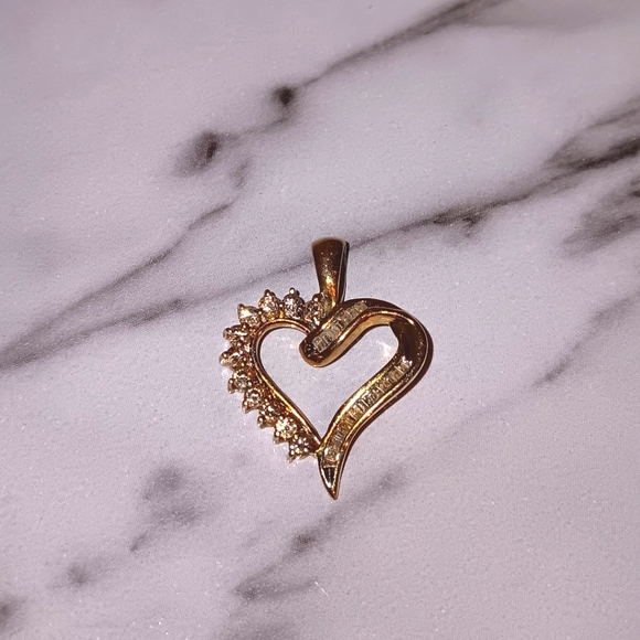 10kt Gold Diamonds Heart Pendant - Picture 1 of 6